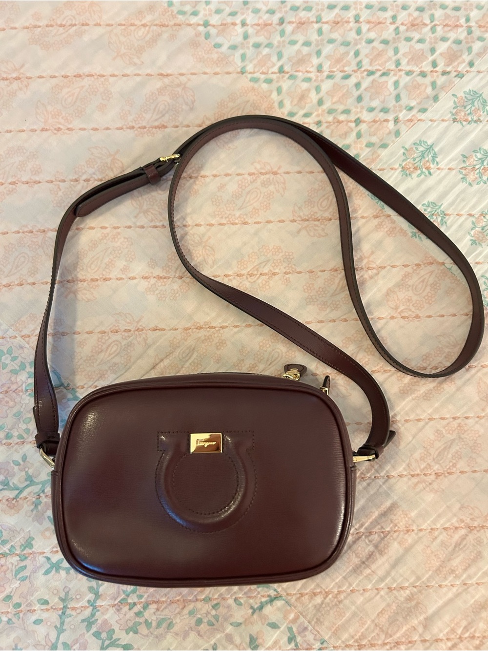Salvatore Ferragamo City Small Gancini Camera bag in Lovely Burgundy leather EUC - Picture 2 of 14